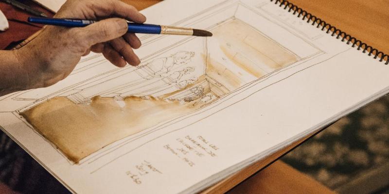 Un sculpteur français contemporain travaillant sur une œuvre abstraite, inspirée par le dialogue avec les formes de Moore.